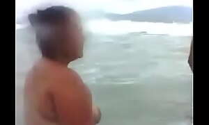 Mary esposa cadelona se exibindo peladinha na praia de dia  em Praia Grande SP, pra todos verem e maridão Alexandre filma tudo