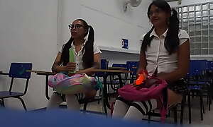 Grabando una escena con dos chicas en el colegio